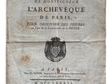 un vieux livre avec une image en noir et blanc d'un blason