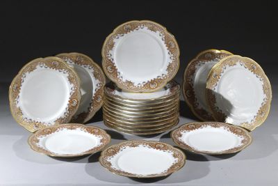 un grand nombre d'assiettes posées sur une table