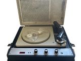 un tourne-disque posé sur une table