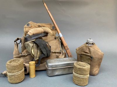 de nombreux objets posés ensemble sur la table