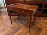 une petite table en bois surmontée d'un tiroir