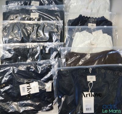 de nombreux sacs de vêtements posés sur une table