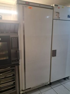 un réfrigérateur blanc et un micro-ondes dans une cuisine