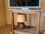un téléviseur posé sur un meuble dans une pièce