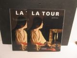 deux livres posés sur une table, devant lesquels se trouve la photo d'une femme
