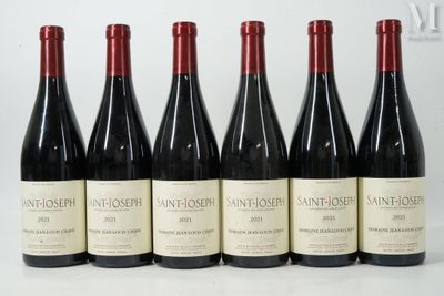 six bouteilles de vin sont alignées sur une table