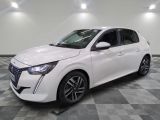 la voiture blanche est garée sur le sol à carreaux d'une pièce