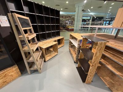 une pièce avec des étagères, des étagères et une échelle à l'intérieur