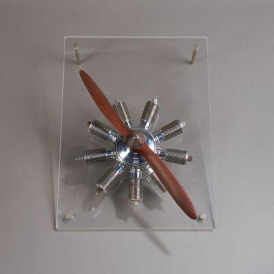 une petite hélice d'avion exposée dans une vitrine transparente
