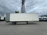 un camion blanc garé dans un parking