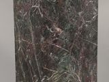 un vase en argent orné d'un motif en marbre