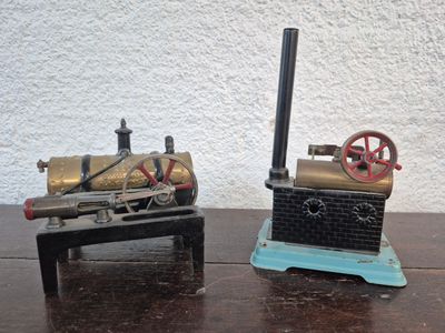 deux machines miniatures posées l'une à côté de l'autre sur une table