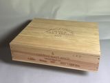 une boîte en bois avec une étiquette posée sur une table