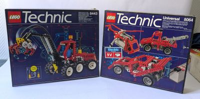 deux sets lego technic dans la boite sur la table