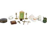 une petite collection d'objets miniatures disposés sur une surface blanche