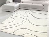 un grand tapis blanc posé au sol dans le salon