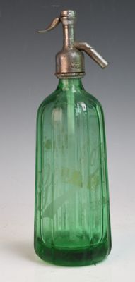 une bouteille en verre vert munie d'un bouchon en métal