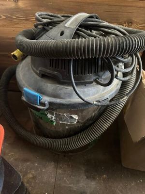 un aspirateur posé sur le sol à côté d'une boîte