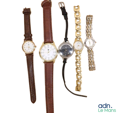 plusieurs modèles différents de montres et de bracelets sur fond blanc