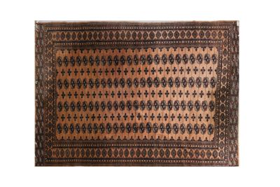 un tapis marron et noir sur fond blanc