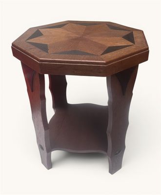 une petite table en bois ornée d'un motif géométrique