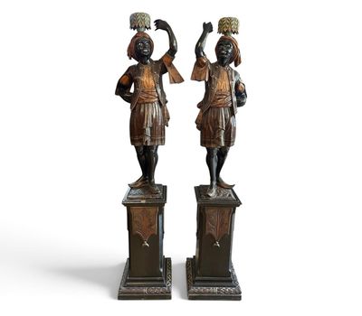paire de figurines anciennes en bronze représentant une femme et un homme