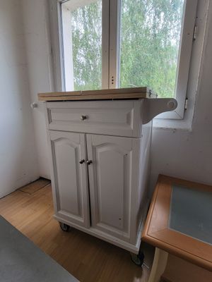 un petit îlot de cuisine au milieu de la pièce