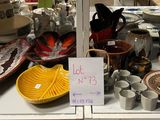 une vitrine présentant de nombreux types de poteries