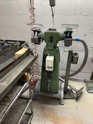 une machine posée sur une table dans une pièce