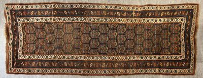 un vieux tapis orné d'un motif marron et noir