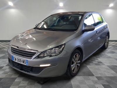 la voiture argentée est garée dans le garage sur le sol en damier