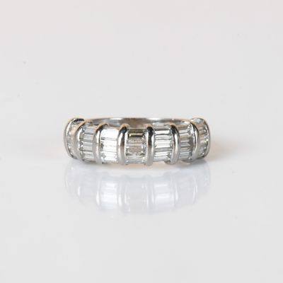 gros plan d'une bague en diamant sur une surface blanche