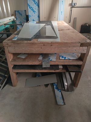 Plan de travail en bois rectangulaire à trois niveaux