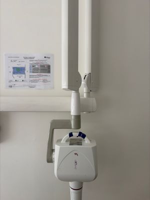 un dispositif médical fixé au mur d'une pièce