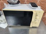 un micro-ondes posé sur un comptoir