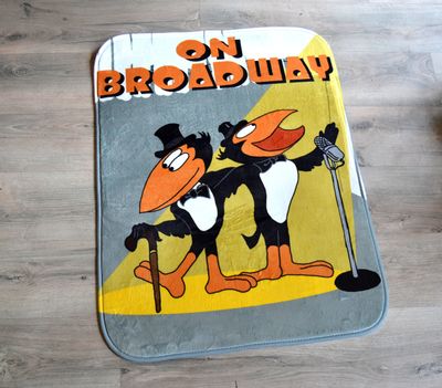 un tapis sur lequel sont représentés un pingouin et un oiseau pingouin