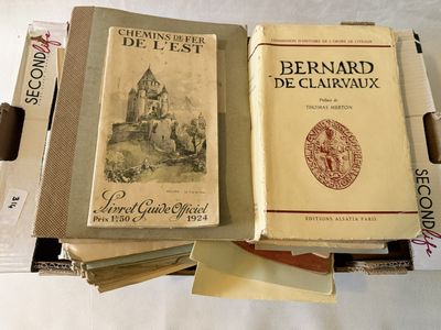 plusieurs livres sont empilés sur une table