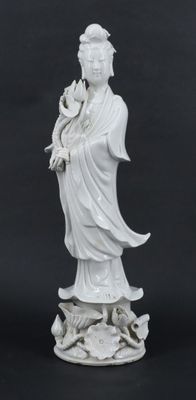 statue d'une femme tenant un oiseau dans la main, sur fond noir