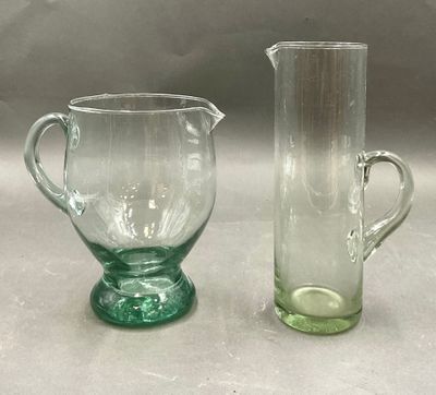 deux pichets en verre posés l'un à côté de l'autre sur une table