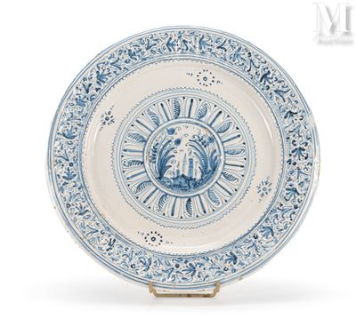 une image représentant une assiette bleue et blanche ornée d'un lion