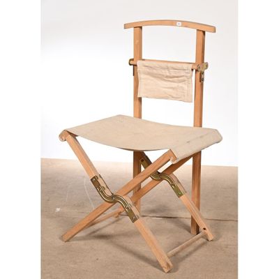 une image représentant une chaise en bois sur laquelle est posé un sac à dos