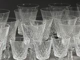 un grand nombre de verres à vin posés sur une table