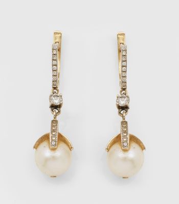 une paire de boucles d'oreilles en perles et diamants