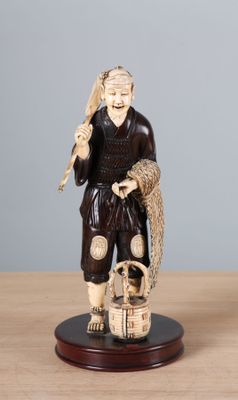 une figurine représentant un homme et un chien posée sur une table