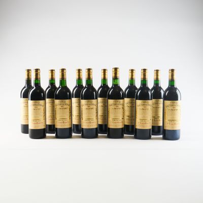 un groupe de six bouteilles de vin assises les unes à côté des autres