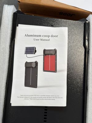 une boîte contenant un téléphone portable et un panneau solaire