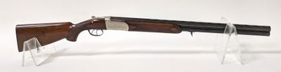 un fusil posé sur un socle en acrylique transparent, sur une surface blanche
