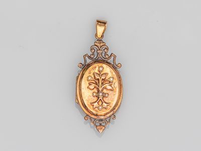 un pendentif en or orné d'un oiseau