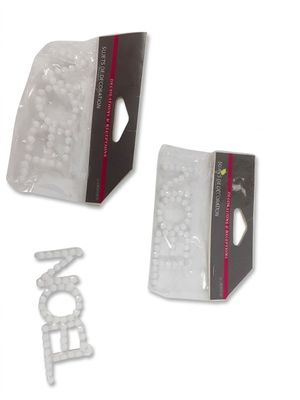 un paquet de perles en plastique blanches et un paquet de perles en plastique blanches