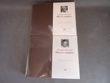 deux livres posés sur une table